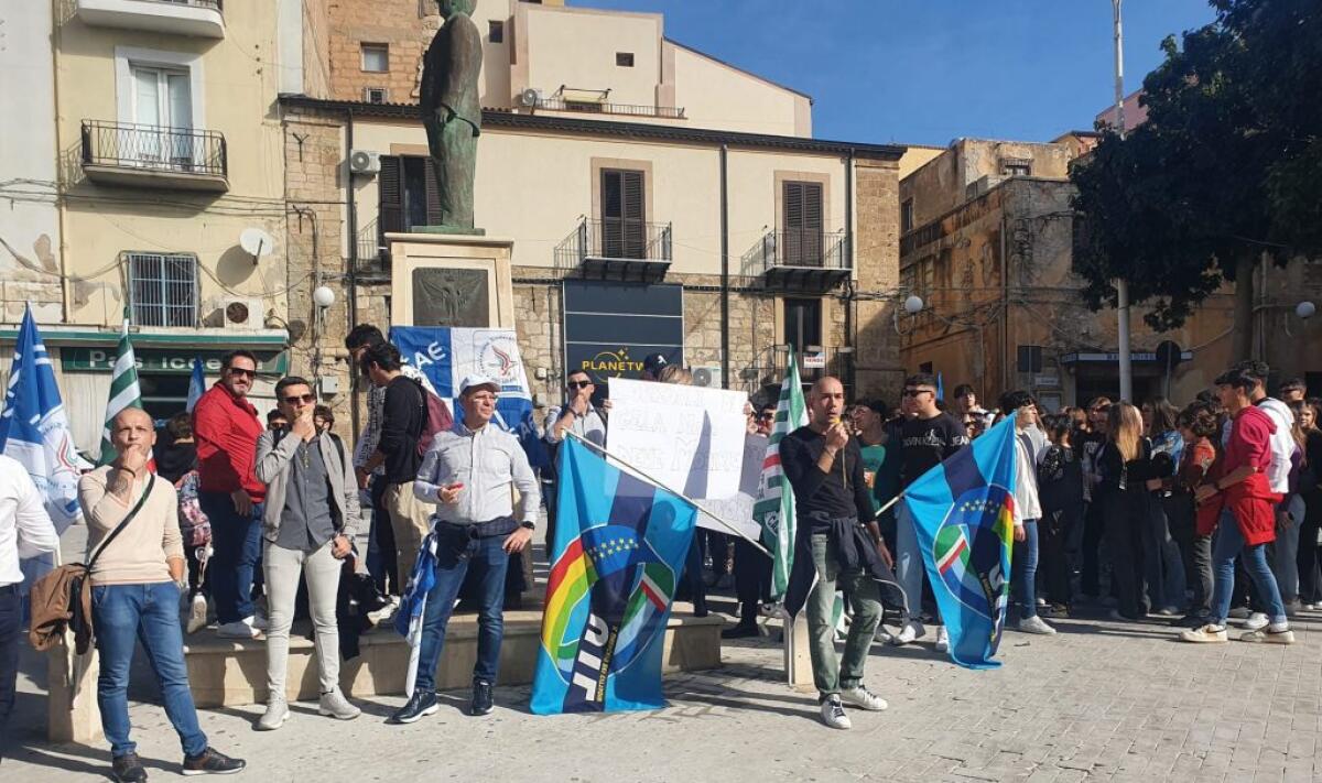 Ospedale depotenziato, dipendenti e sindacati in piazza: protesta davanti Palazzo di Città -