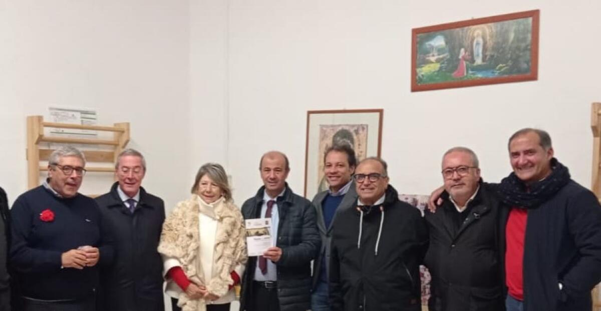 Progetto Greco, sindaco vaglia le possibilità: "clima" sereno con Cuffaro e Nuova Dc - Greco, Cuffaro, l'assessore Albano, gli esponenti Nuova Dc e il presidente Sammito durante la visita all'Ipab