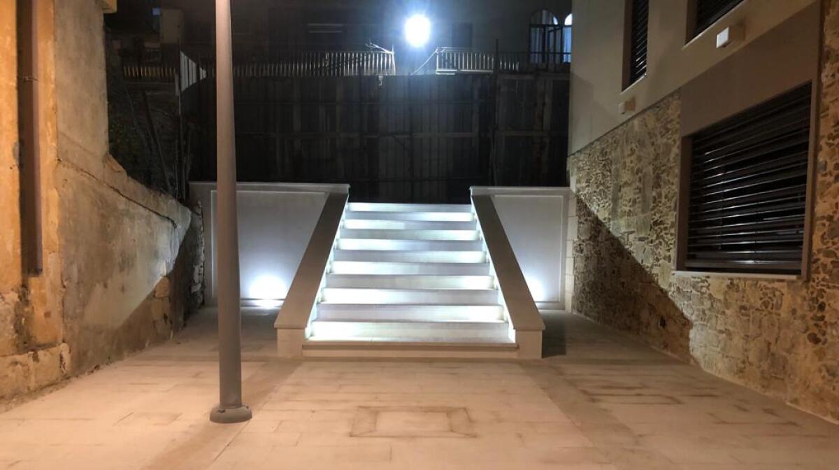 Scalinata sul lungomare riqualificata, un privato è intervenuto a proprie spese -