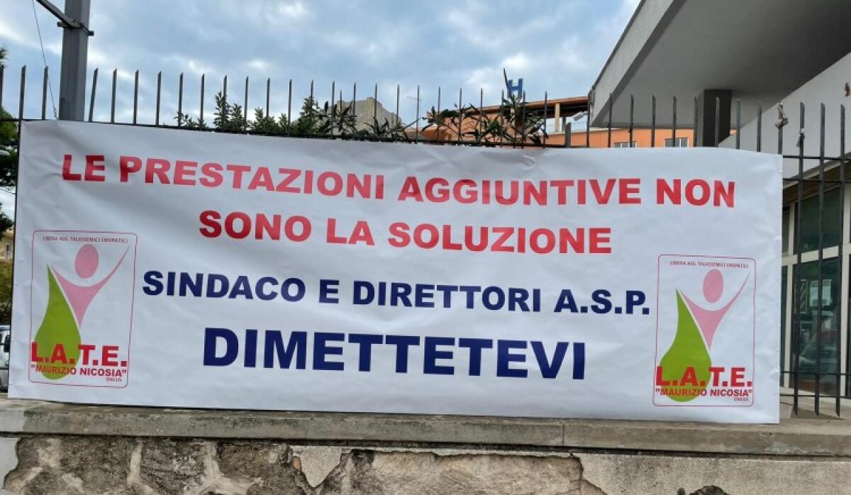 Medicina trasfusionale svuotata, protesta "Late": "Manager Asp e sindaco si dimettano" - Uno striscione collocato davanti all'ospedale "Vittorio Emanuele"