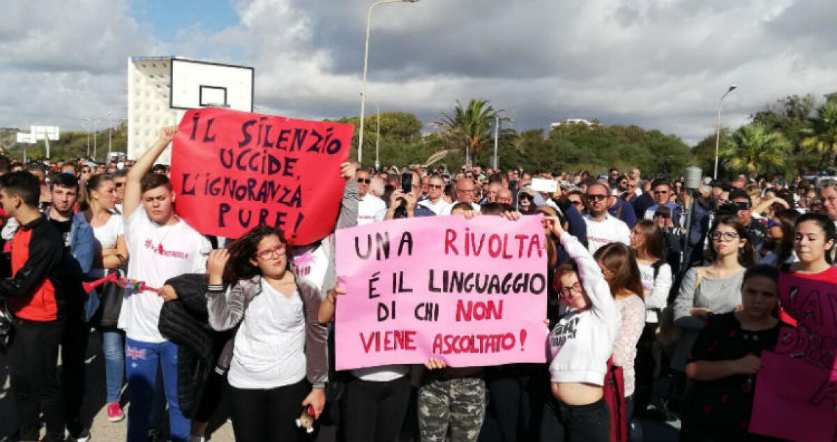 Una città libera dalla violenza, l'appello lanciato dagli studenti: indetta una manifestazione - I cartelli esposti durante una manifestazione indetta contro gli atti incendiari