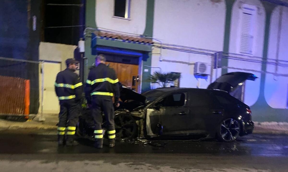 "In città viviamo un'emergenza", dem: "Chiederemo di coinvolgere la commissione nazionale antimafia" - L'Audi di Pellegrino distrutta dalle fiamme
