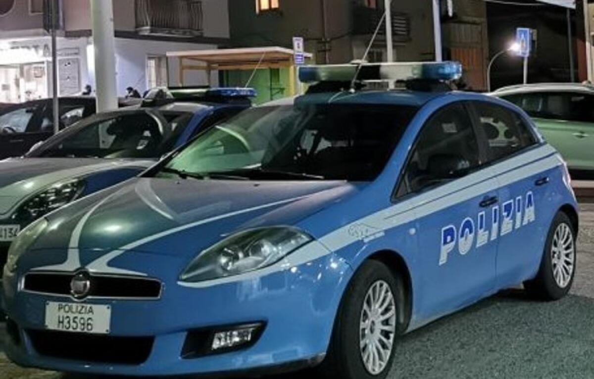 Controlli in città, polizia sequestra un fucile e droga: eseguite misure -