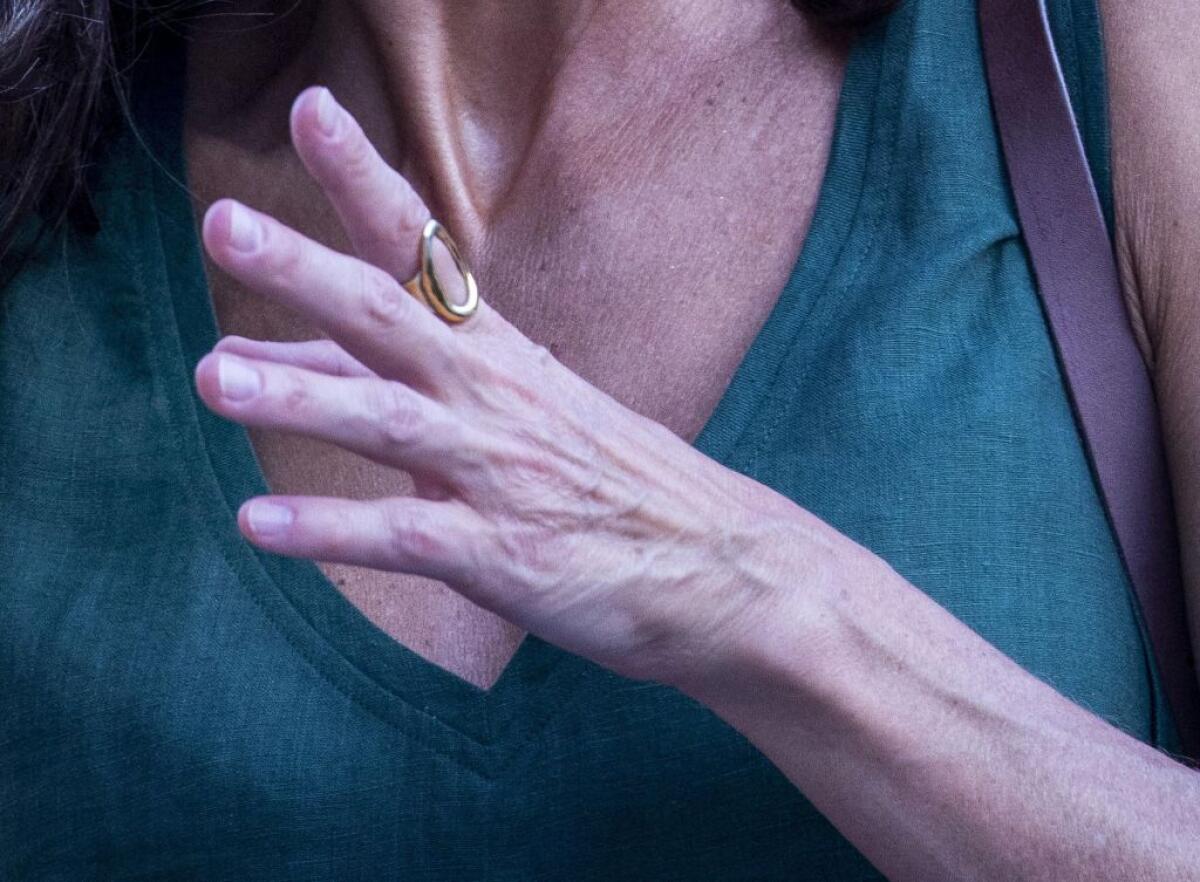 Violenza donne, giocatori Lnd Sicilia in campo con un segno rosso in volto - 