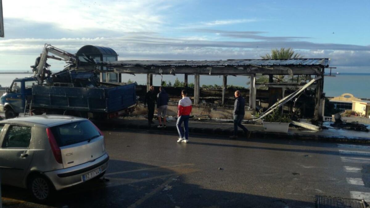 Bar "Belvedere" distrutto dalle fiamme, Cassazione conferma condanna per l'incendiario - Il bar "Belvedere" fu distrutto dalle fiamme