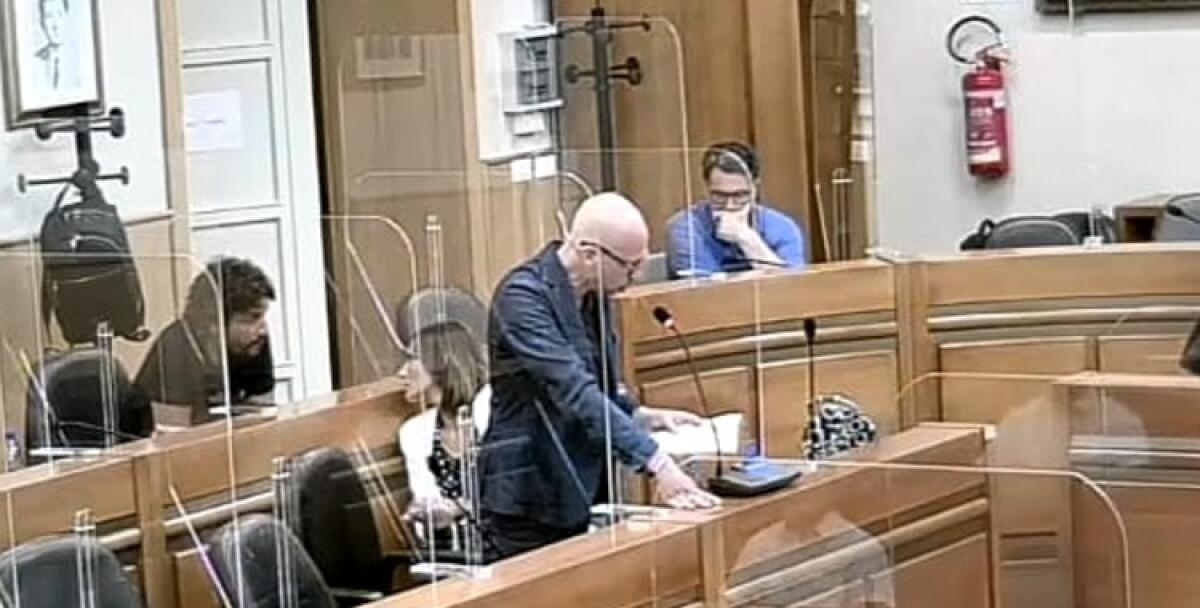 Alabiso: "Ambiguità destra? Solo una scusa, sfiducia voluta da chi non firmerà la mozione" - Alabiso in aula consiliare