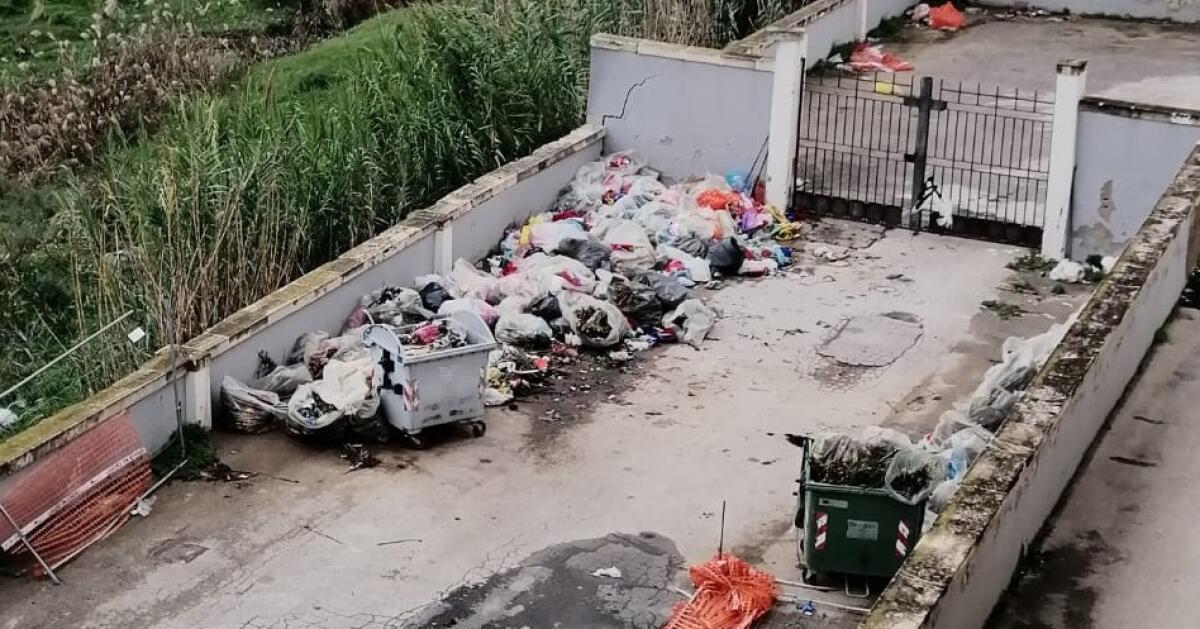 Farello, sacchi di rifiuti in una delle aree esterne del cimitero - I rifiuti nell'area esterna di Farello