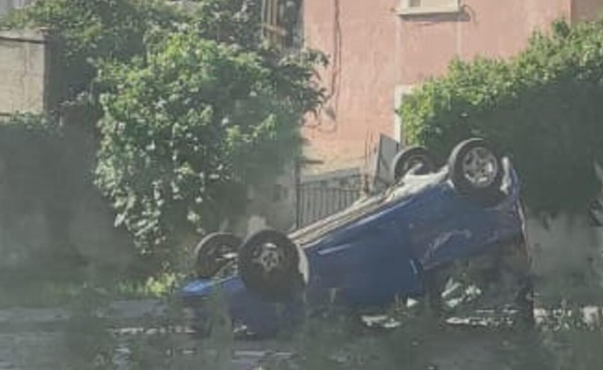 Auto ribaltata all'incrocio di via Niscemi, incidente sul rettilineo che porta al tribunale - L'auto ribaltata