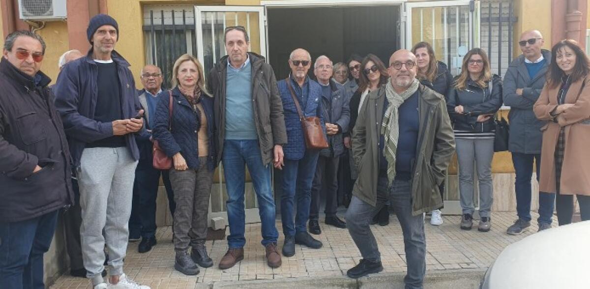 Manfria, ultime battute per la rete fognaria? Residenti e comitato in pressing sulla politica - Residenti di Manfria davanti alla sede del settore lavori pubblici
