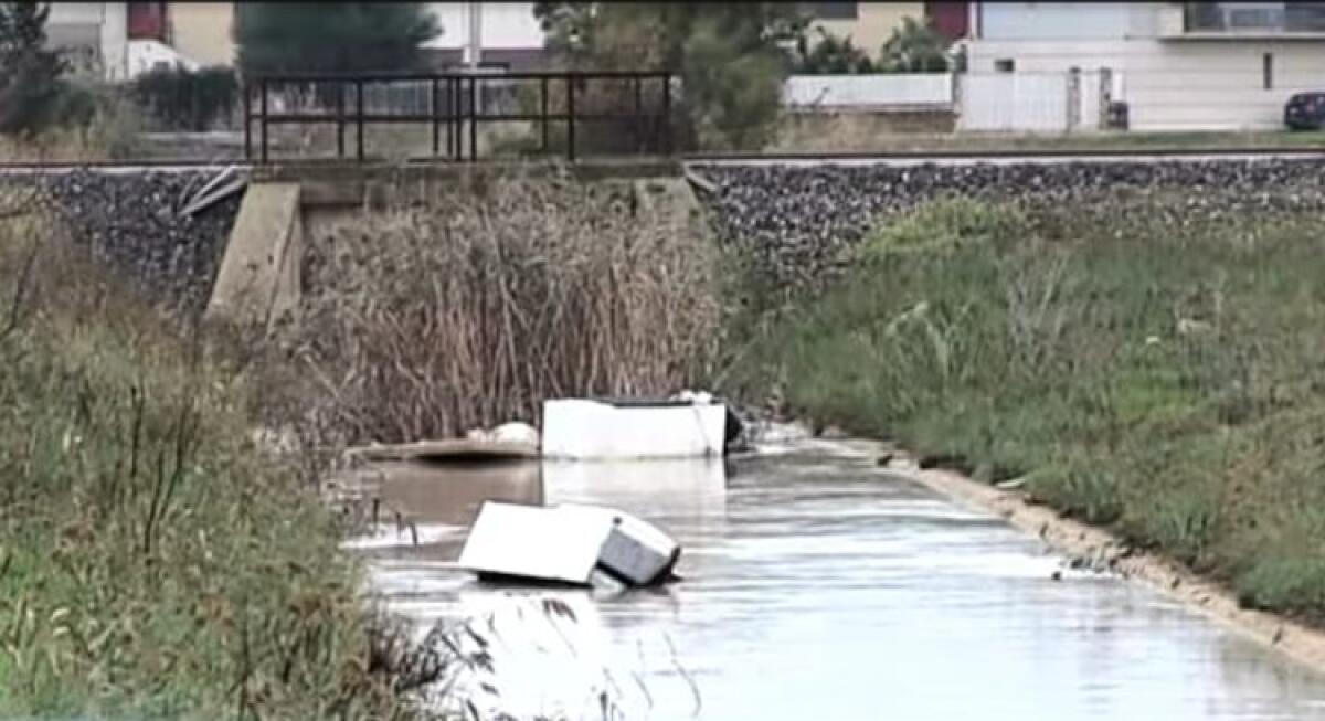 Rifiuti speciali smaltiti nei canali in periferia e in altre zone, azienda si occuperà di rimuoverli - Rifiuti ingombranti smaltiti nei canali in periferia