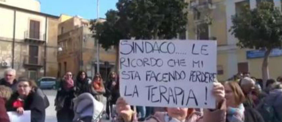Centro autismo, trasporto e Asacom: "Gnoffo smentisce dirigente, attivare servizi" - Una protesta davanti al municipio