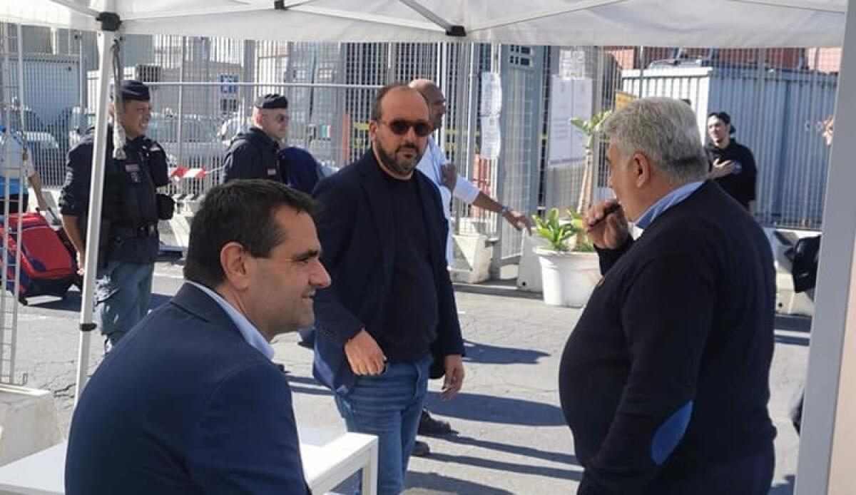 Migranti, la Cgil al porto di Catania a sostegno dei naufaghi salvati in mare - I sindacalisti della Cgil al porto di Catania