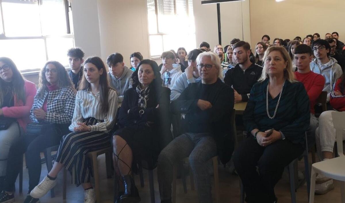 Borsa di studio nel ricordo di Emanuele Riela, "un invito alla vita e a farne un capolavoro" - I genitori di Emanuele e la dirigente Tuccio insieme agli studenti