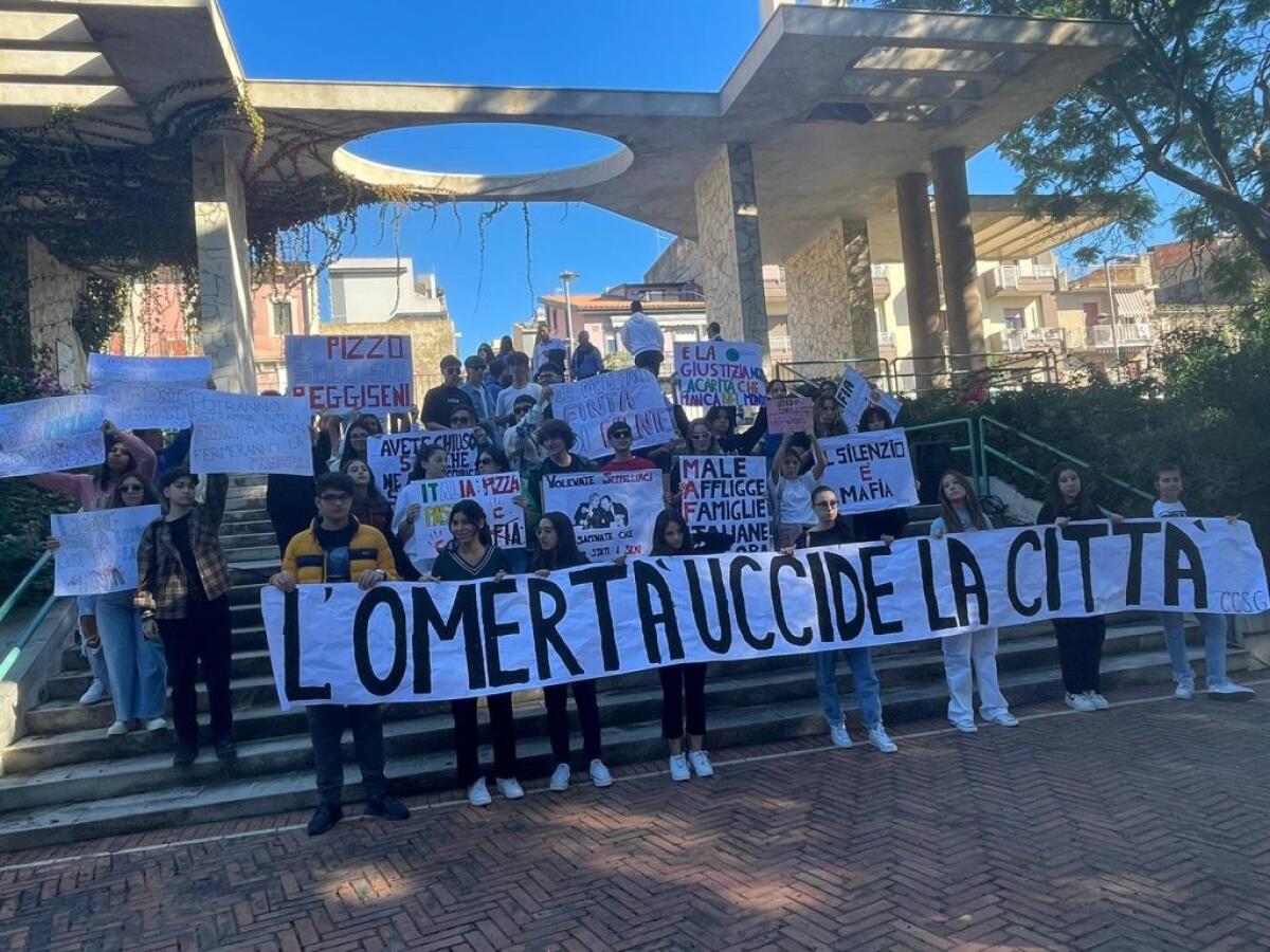 "L'omertà uccide la città", gli studenti contro la scia di violenza - 