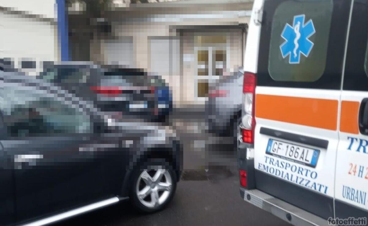 Niente parcheggi per le ambulanze con pazienti dializzati, auto occupano gli stalli - 