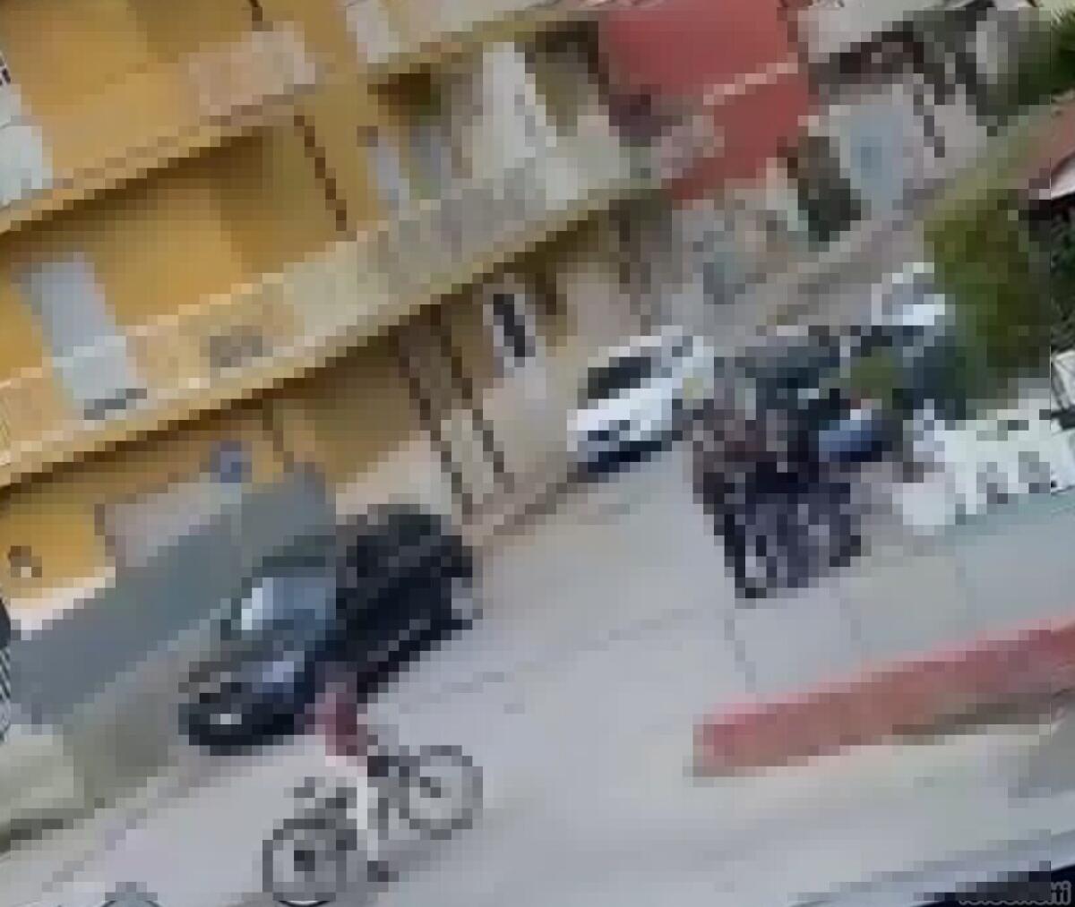 Offese e il tentativo di scagliarsi contro i poliziotti, il coinvolto si è scusato: "Ho sbagliato" - La dinamica dell'accaduto ripresa in un video