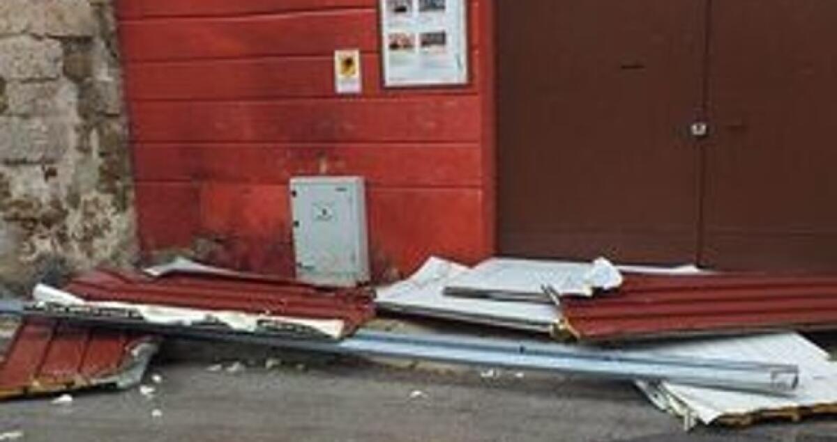 Danni causati dal forte vento, una tettoia finita davanti all'ingresso di una scuola - La tettoia fatta volare via dal vento