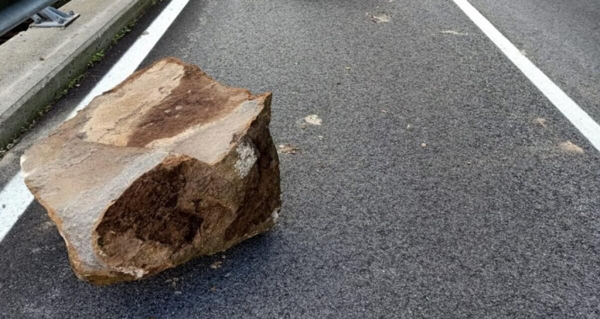 Cedimento su un tratto della Caltagirone-Gela, massi finiti in strada - 