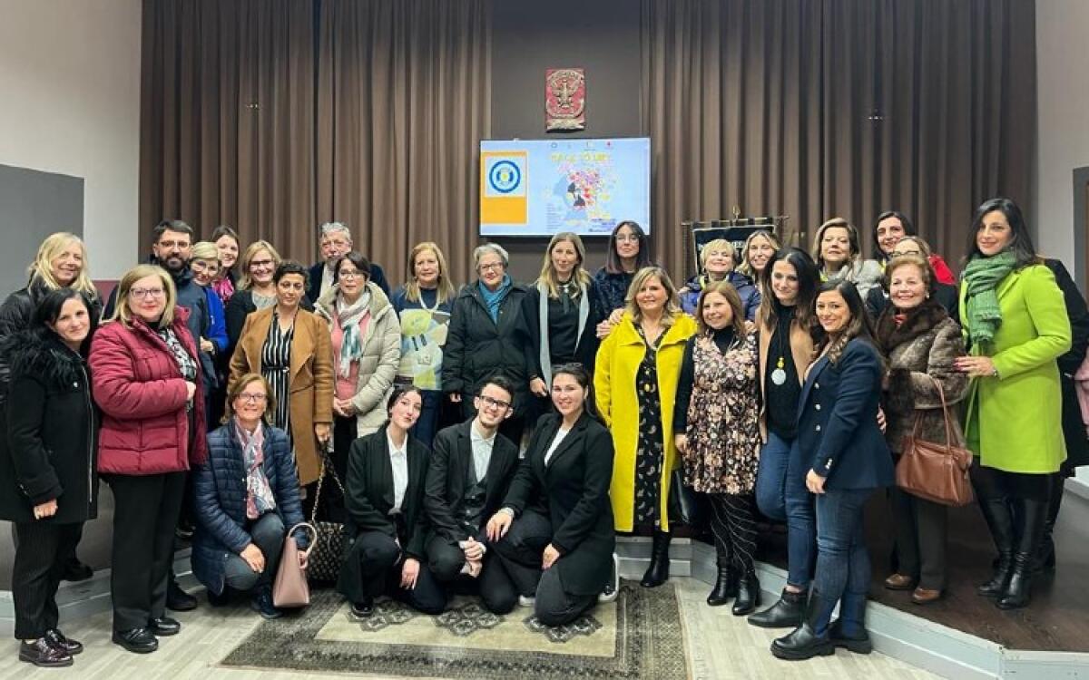 La bellezza contro la malattia, Inner Wheel dona foulard e parrucche per le pazienti - 