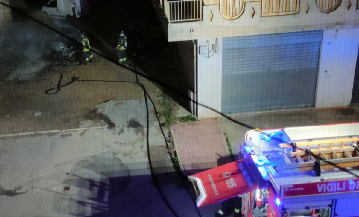 Incendio nella notte, una vettura danneggiata dalle fiamme - 