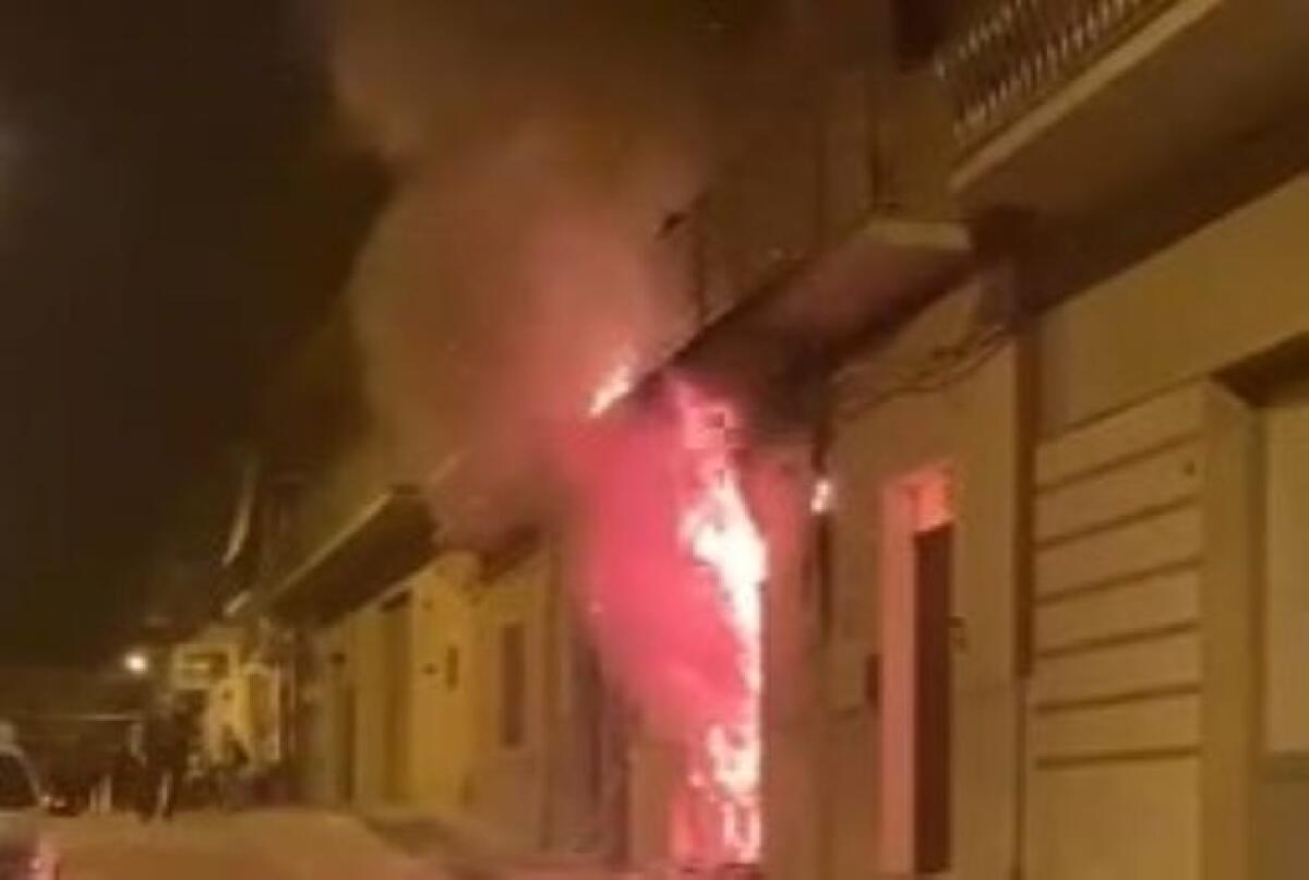 Fiamme in un'abitazione a Niscemi, soccorsi sul posto - L'immobile in fiamme