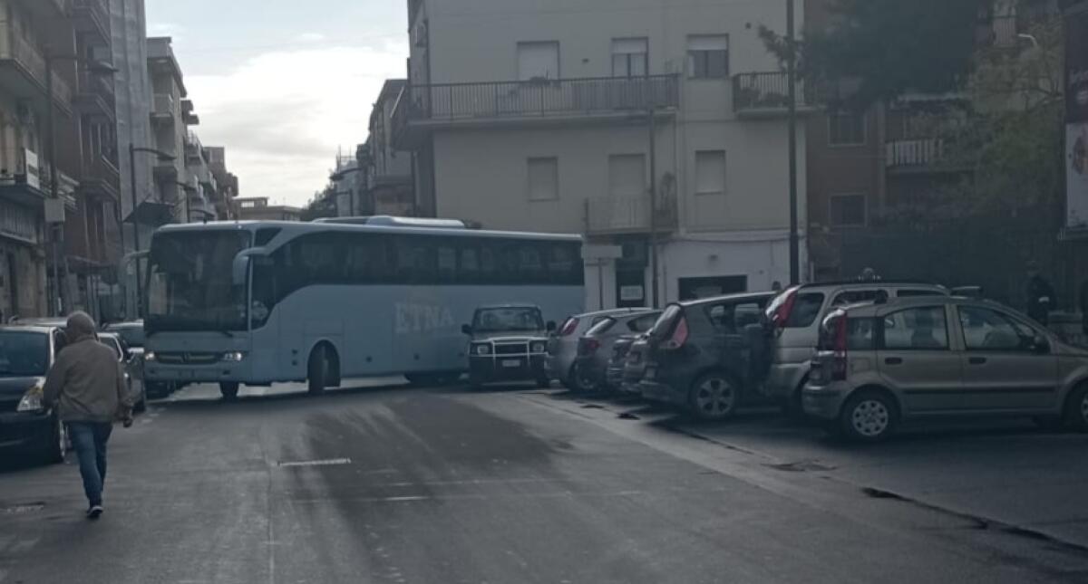 Sosta "selvaggia" blocca l'ingresso del pronto soccorso, auto ferma per almeno mezz'ora - 