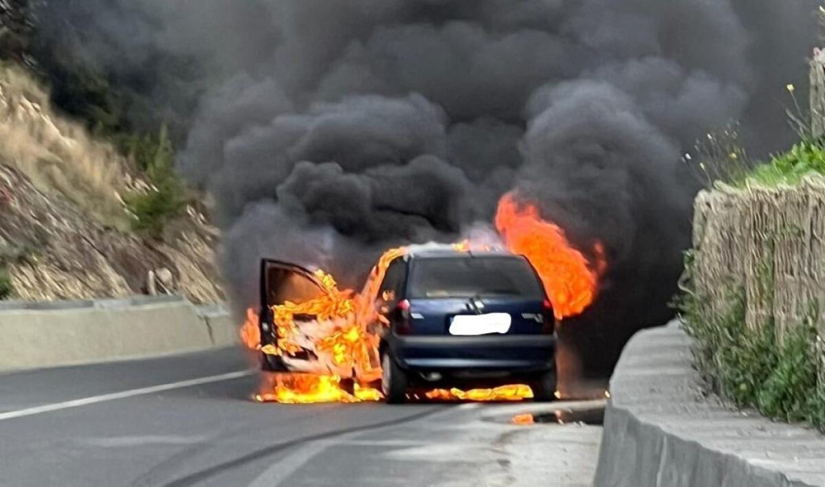 Incidente sul tratto Caltagirone-Gela, si alzano le fiamme: coinvolti auto e camion - Le fiamme si sono sviluppate dopo l'impatto