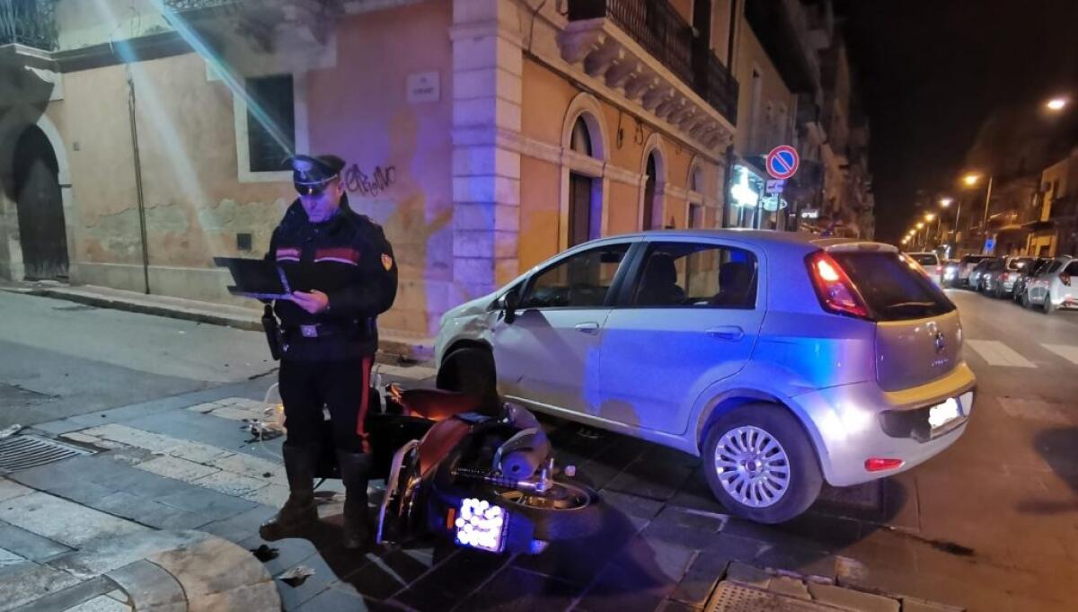 Scontro stradale in corso Aldisio, impatto tra auto e scooter - Sul posto sono arrivati i carabinieri