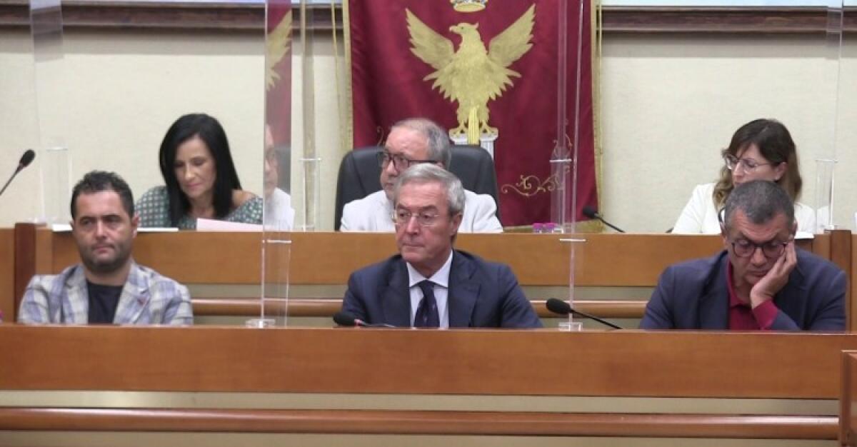 Azzeramento imminente? Greco potrebbe sciogliere la riserva: diversi alleati poco convinti - Greco in aula consiliare con gli assessori D Stefano e Liardi