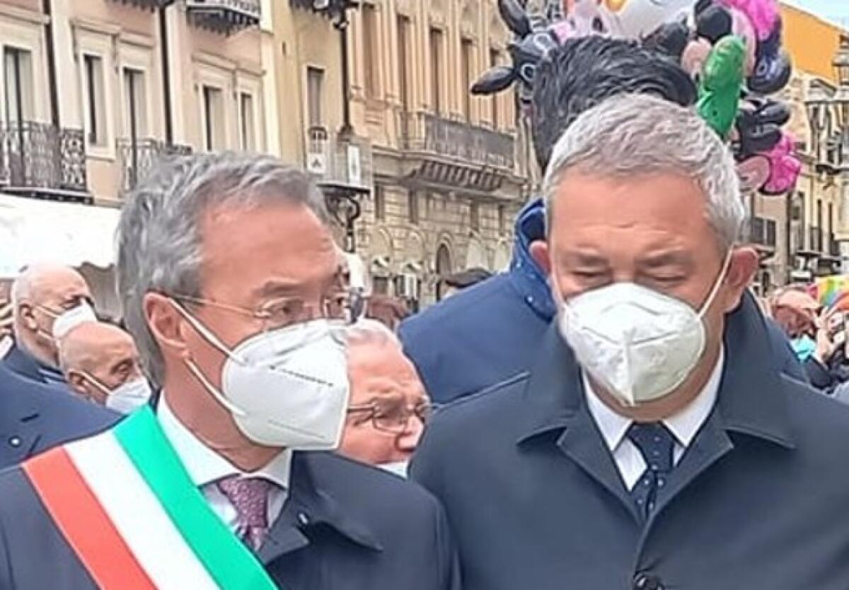 Più opposizione che maggioranza, con l'addio di Forza Italia pro-Greco in inferiorità - Il sindaco Greco e il parlamentare regionale FI Michele Mancuso