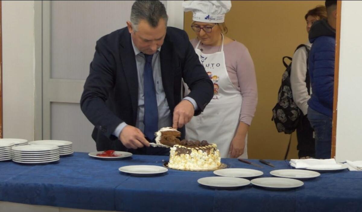 Gara di torte all'alberghiero, studenti si sfidano giudicati dagli esperti -