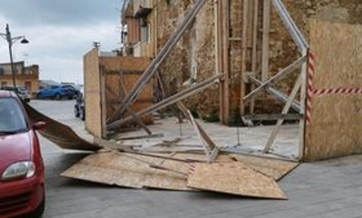 Palazzo Ducale, cedono i pannelli di copertura nell'area esterna - La copertura ceduta