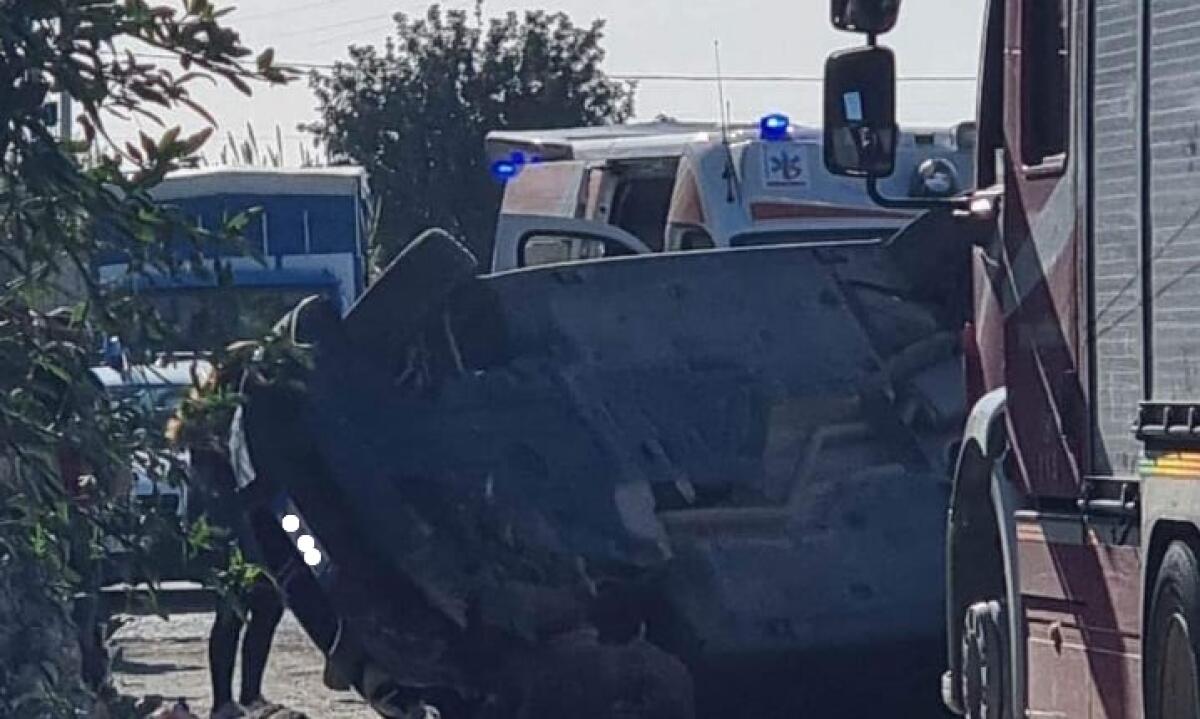 Auto ribaltata sulla strada per Scoglitti, ci sono feriti - L'auto ribaltata (Foro Franco Assenza)