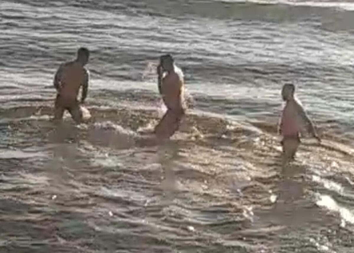 In città Santo Stefano in spiaggia, un tuffo in mare favorito dalle temperature - Un tuffo in mare a Santo Stefano