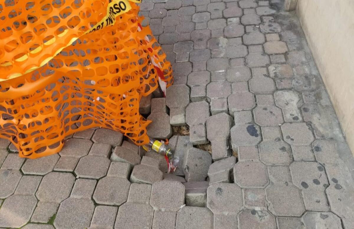 Centro storico con insidie, passante infortunato dopo essere finito in una buca - 