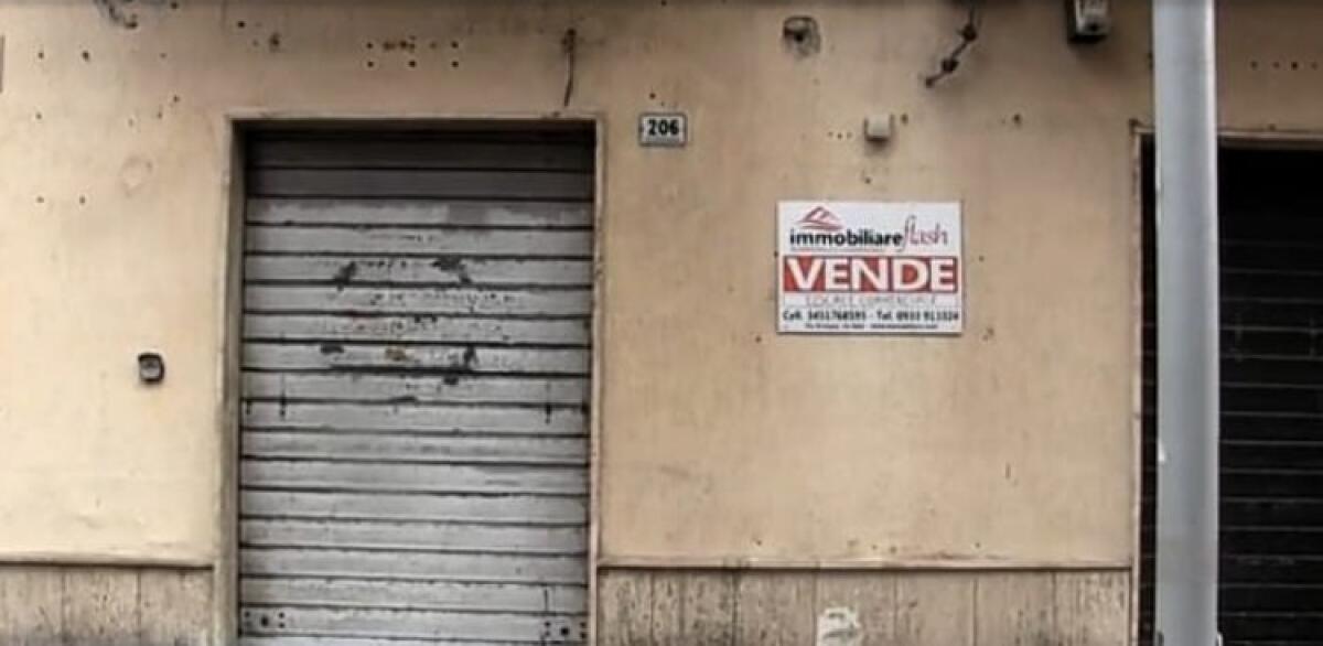 Natale "nero", in centro storico saracinesche abbassate: è crisi, chiuso un negozio su tre - Una delle tante saracinesche abbassate in centro storico
