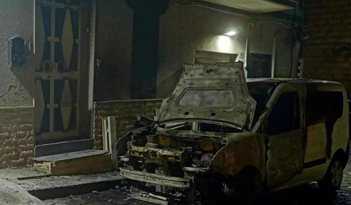 Comitato San Giacomo: "Piena solidarietà all'artigiano colpito, basta violenza" - Il mezzo distrutto dalle fiamme