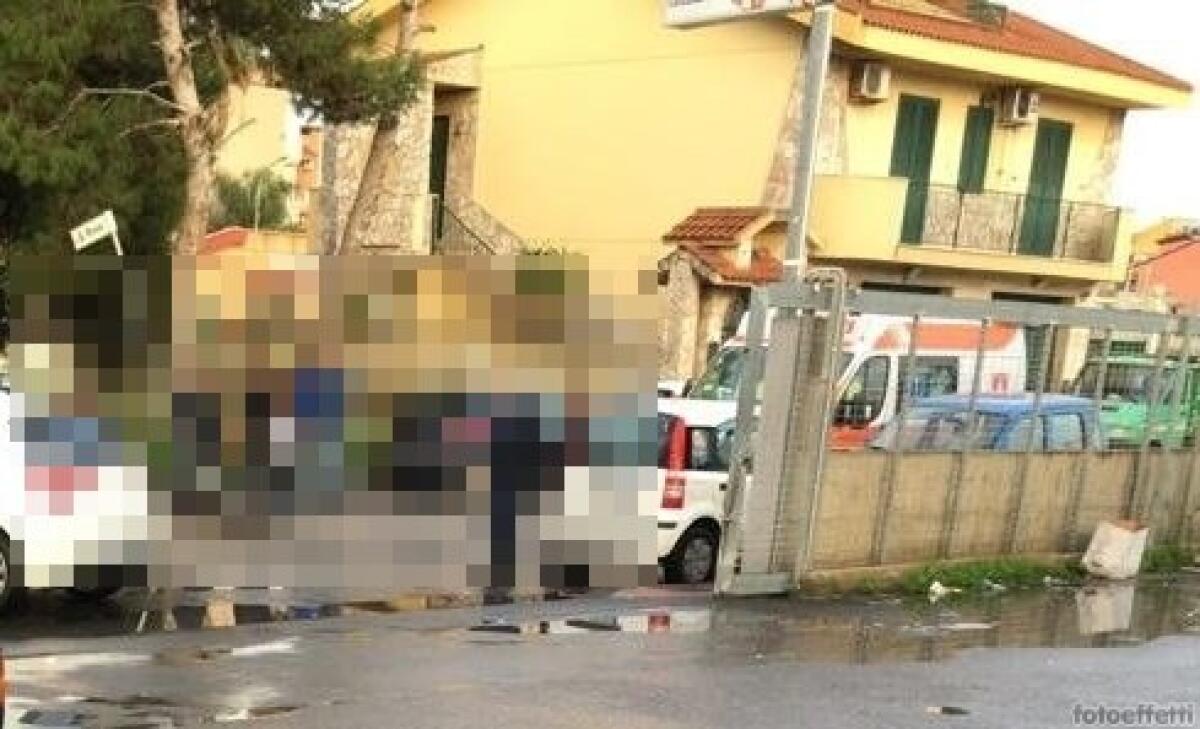 Impatto tra un'auto e uno scooter, incidente nei pressi di un supermercato: un ferito - L'impatto nei pressi dell'uscita di un supermercato