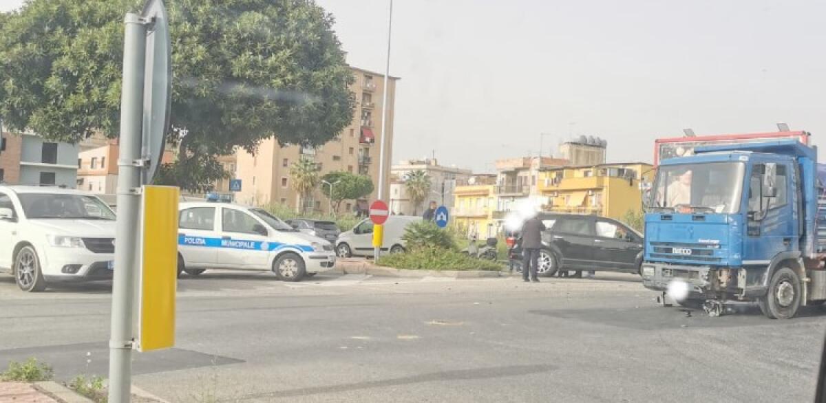 Incidente stradale nei pressi del tribunale, anche un camion coinvolto - 