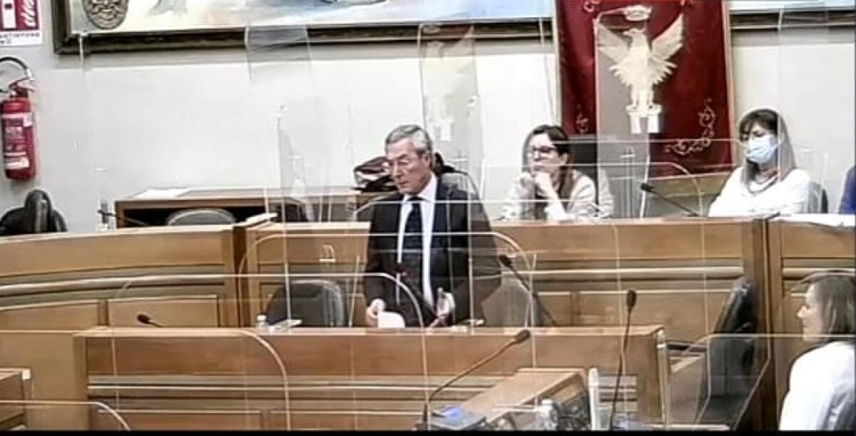 Crisi politica, prima prova d'aula per Greco: il sindaco ha convocato tutti i consiglieri - Greco in aula consiliare