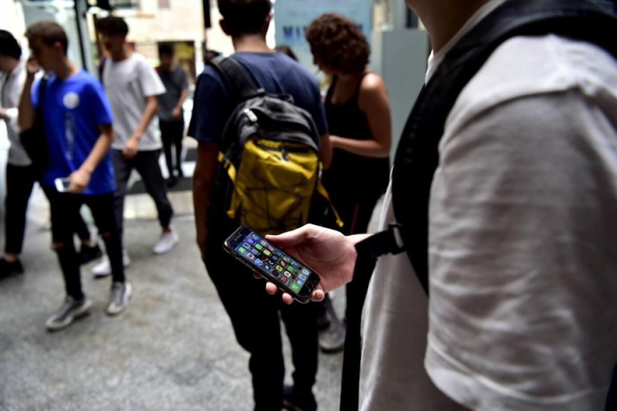 Stop ai cellulari in classe, il ministero invia la circolare alle scuole - 