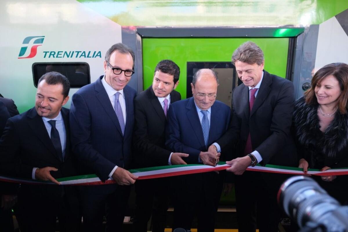 Il Blues del Regionale di Trenitalia corre sui binari della Sicilia - 