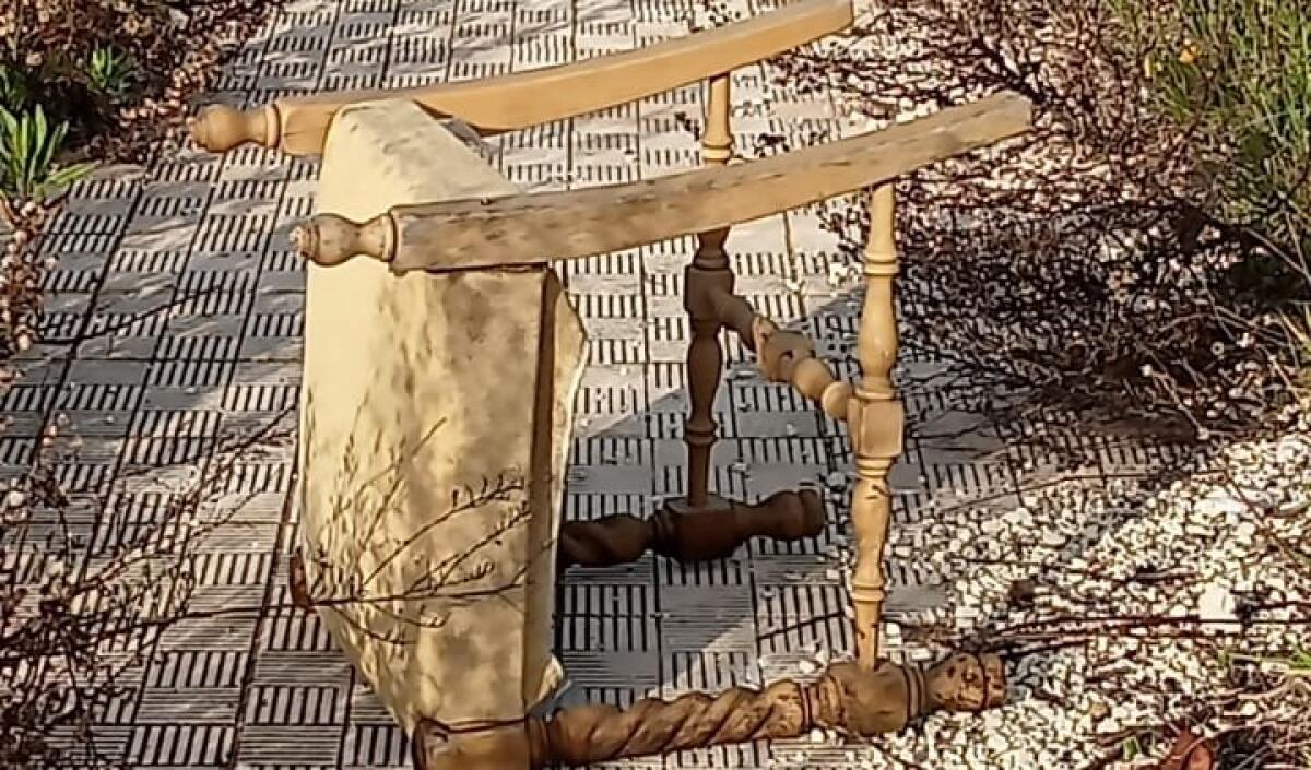 Rifiuti abbandonati per strada e nelle aree verdi, alla Cittadella tante emergenze - Vecchia mobilia abbandonata per strada alla Cittadella