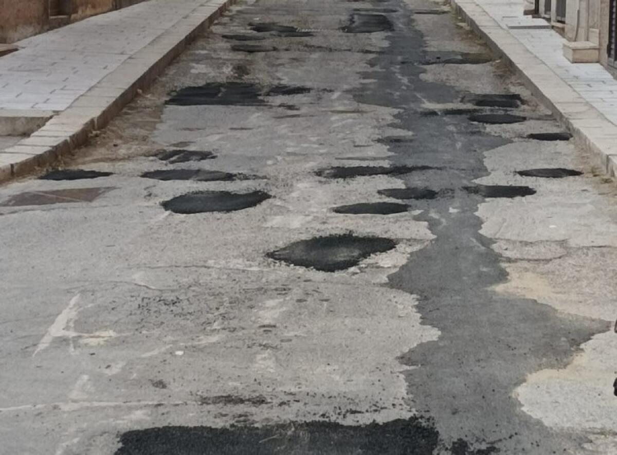 Troppi rattoppi su un tratto di viale Mediterraneo, strada in pessime condizioni - Gli interventi contestati