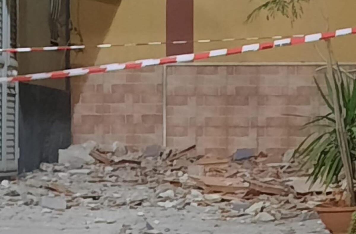 Crollo in via Caltanissetta, calcinacci in strada: zona transennata - Il cedimento ha fatto finire i calcinacci in strada