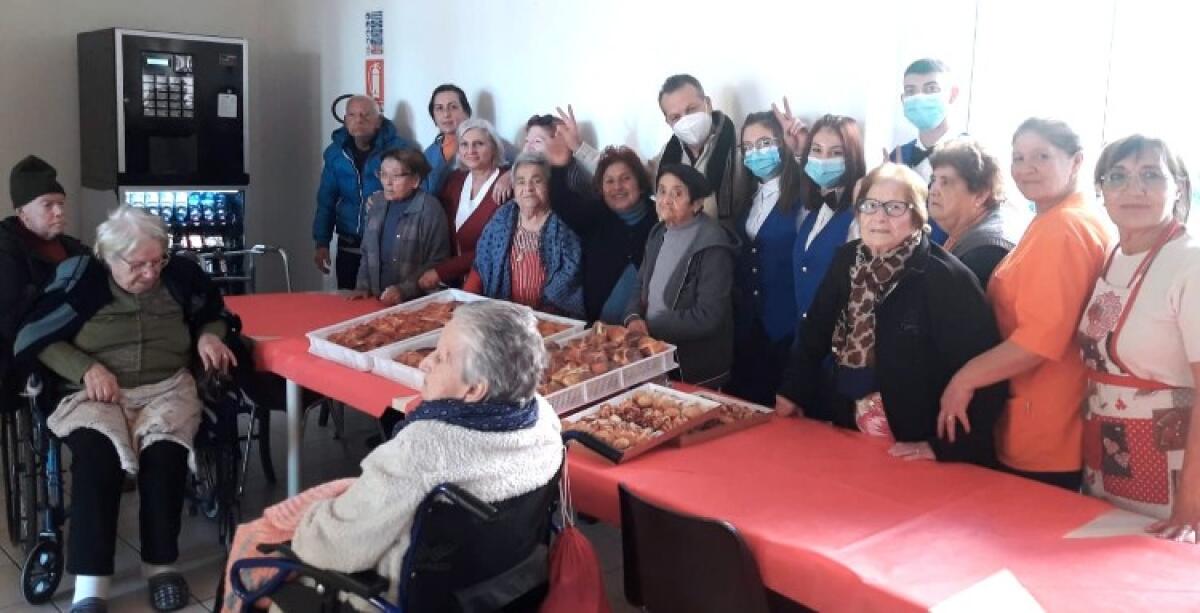 Ipab "Aldisio", agli ospiti le specialità natalizie degli studenti dell'alberghiero - Un momento della visita degli studenti dell'alberghiero