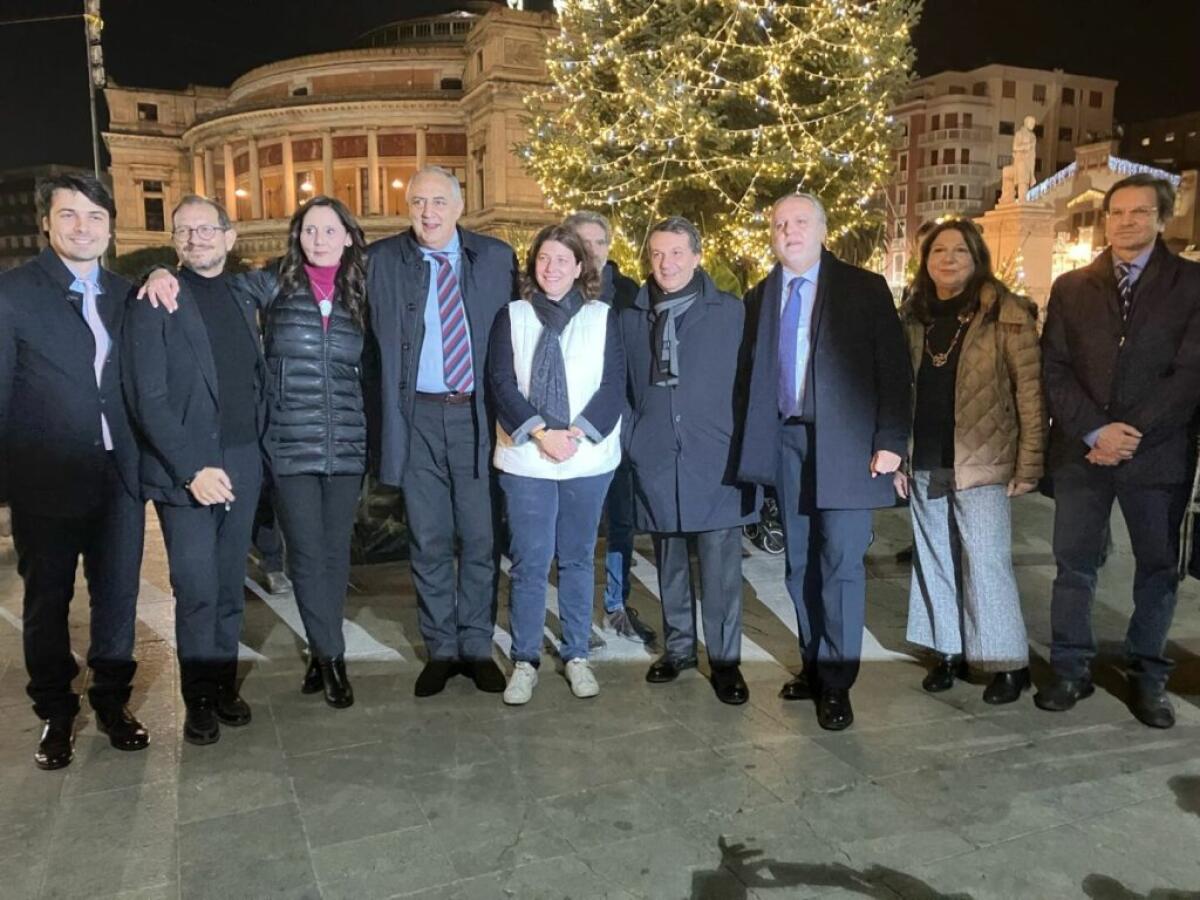 Natale a Palermo, Lagalla accende l’albero in piazza Politeama “Sobrietà e ripartenza” - 
