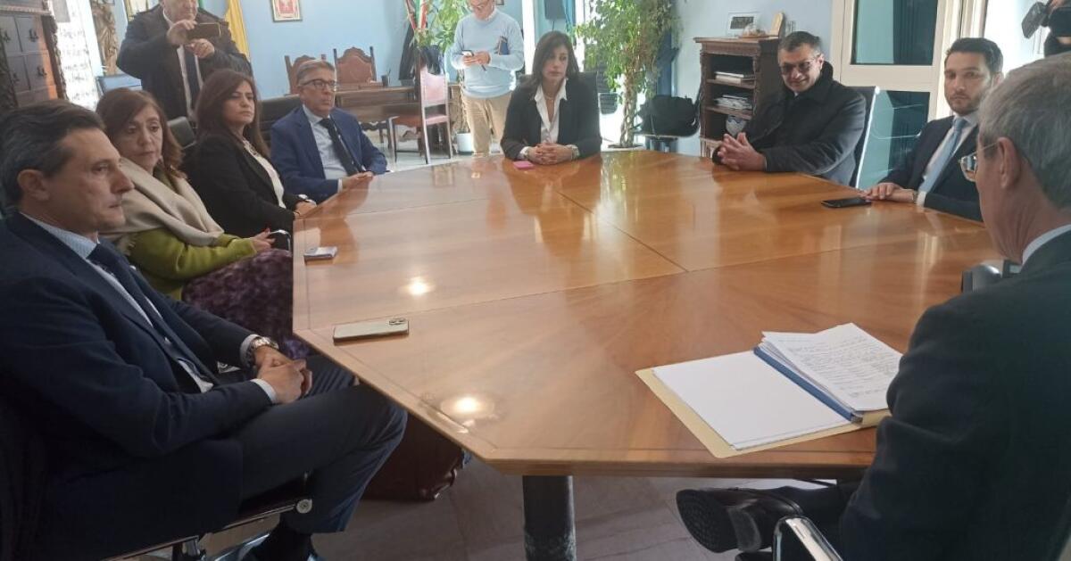 Rischio dissesto, giunta ritira lo schema di bilancio: lungo confronto con il dirigente - Greco e gli assessori 