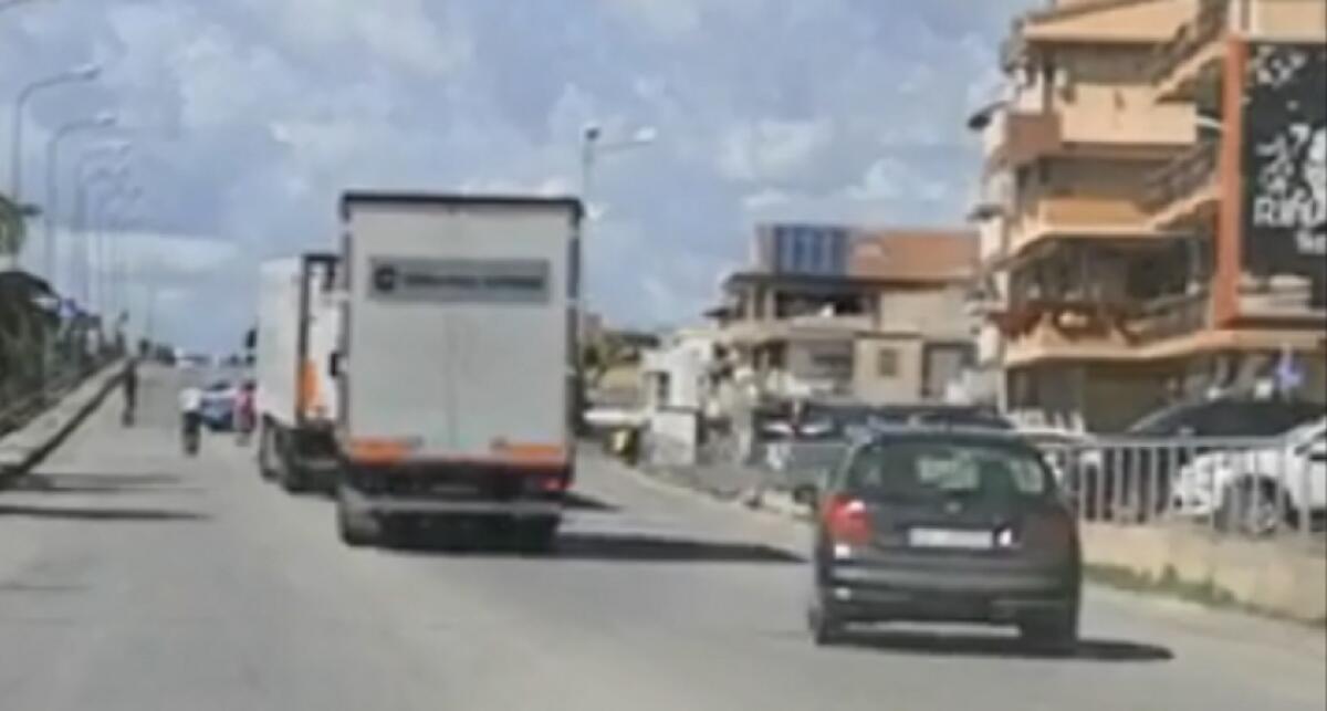 Incidente sul cavalcavia di via Venezia, anche un furgone danneggiato - 