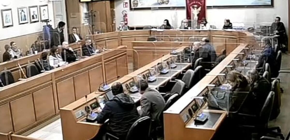 In consiglio sì a diversi debiti fuori bilancio, poi passa il rinvio a domani - 